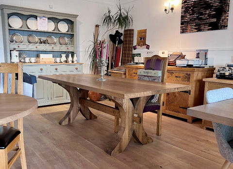 Handmade Moselle oak dining table with curved legs