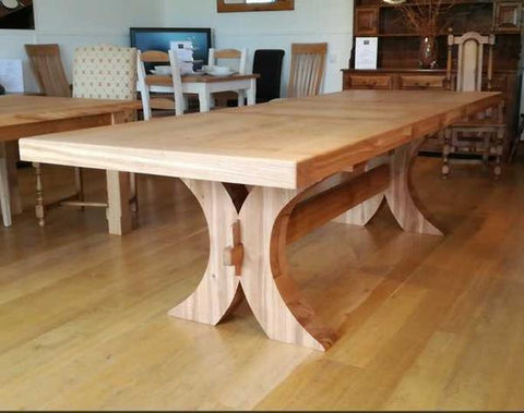 Moselle extending oak dining table 