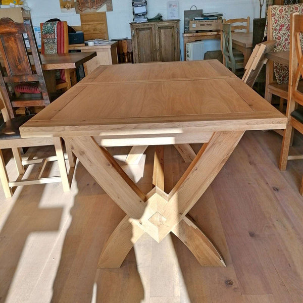 Avignon small extending oak dining table