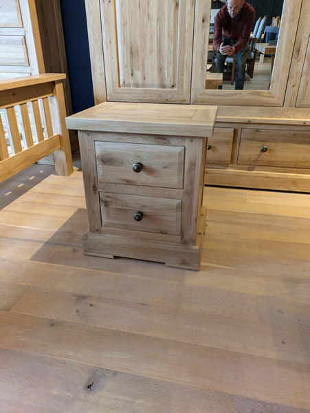 An Avignon - 2 Drawer Bedside Cabinet. A 2 drawer solid oak Bedside cabinet.