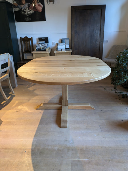 Sussex- Extending Round Oak Pillar Table