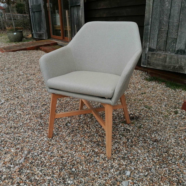 Outdoor dining chair with teak legs and a waterproof upholsterd seat and back