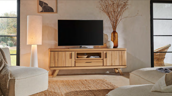 Widescreen Oak TV Cabinet with 1 drawers and 2 x doors