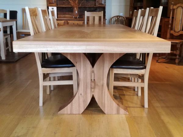 Moselle extending oak dining table end view