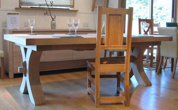 Moselle extending oak dining table side view